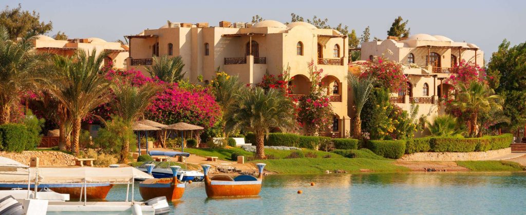 El Gouna is approximately 25 kilometres north of Hurghada. Transfer time from Hurghada airport is around 40 minutes. Luxor to El Gouna transfers available.