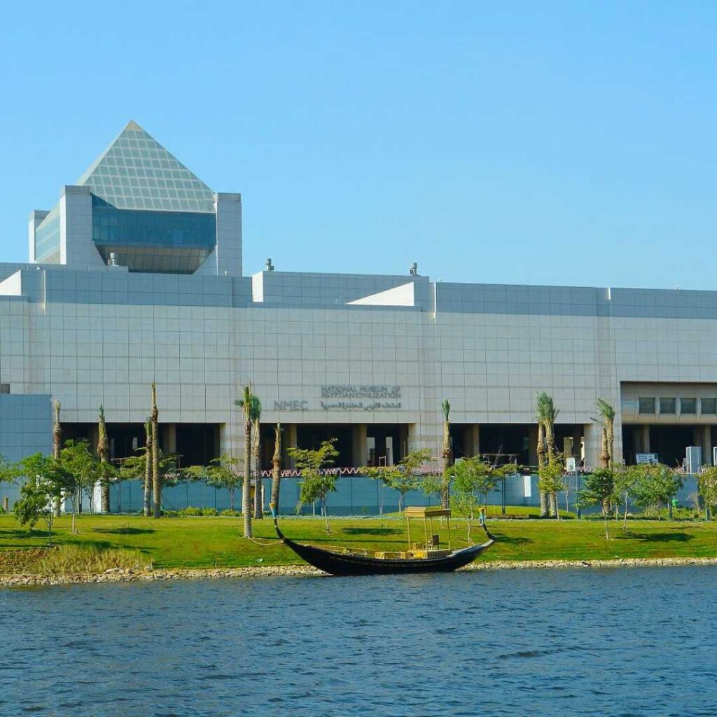 Le nouveau Musée national de la civilisation égyptienne est un incontournable du Caire. Voyagez à travers la civilisation égyptienne et admirez les momies égyptiennes.